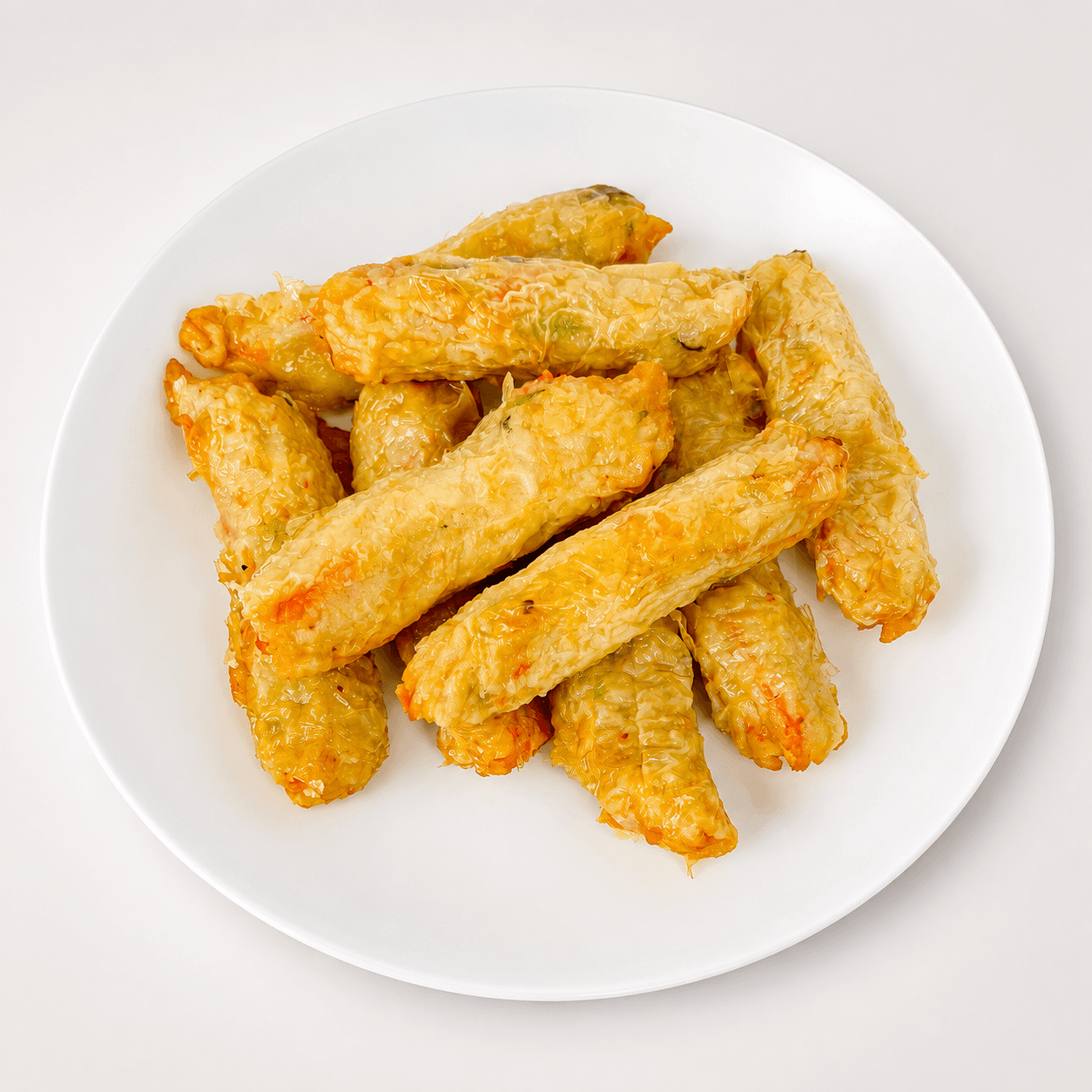 Surimi Cuộn Rau Củ Mainichi đã chế biến màu vàng trên đĩa trắng